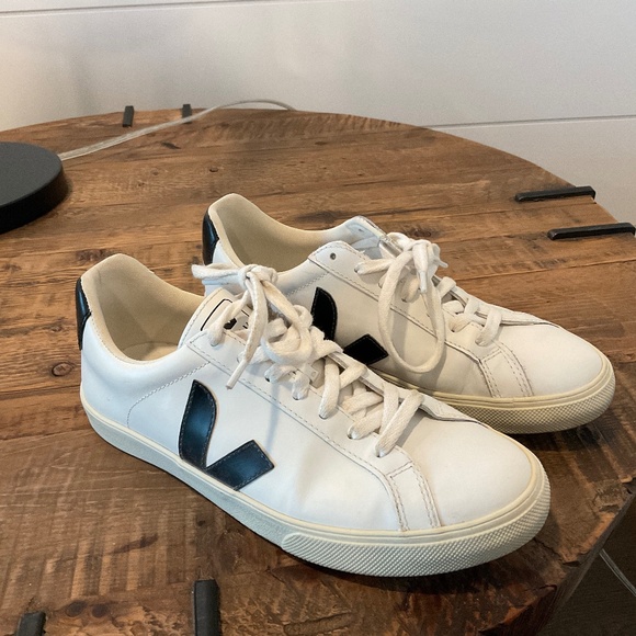 VEJA Sneaker - Picture 2 of 5